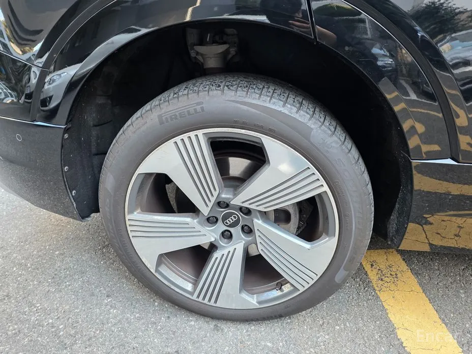 Фото 13 - Audi e-tron