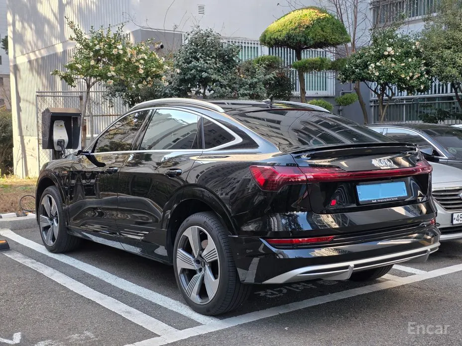 Фото 2 - Audi e-tron