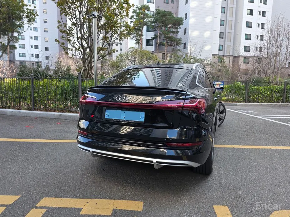 Фото 4 - Audi e-tron