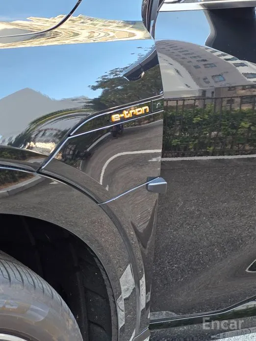 Фото 6 - Audi e-tron