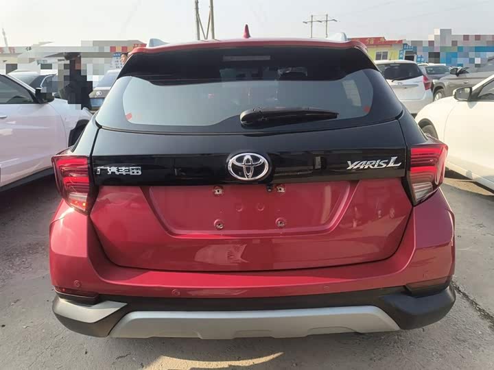 Фото 6 - Toyota Yaris L Hatchback