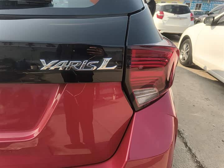 Фото 8 - Toyota Yaris L Hatchback