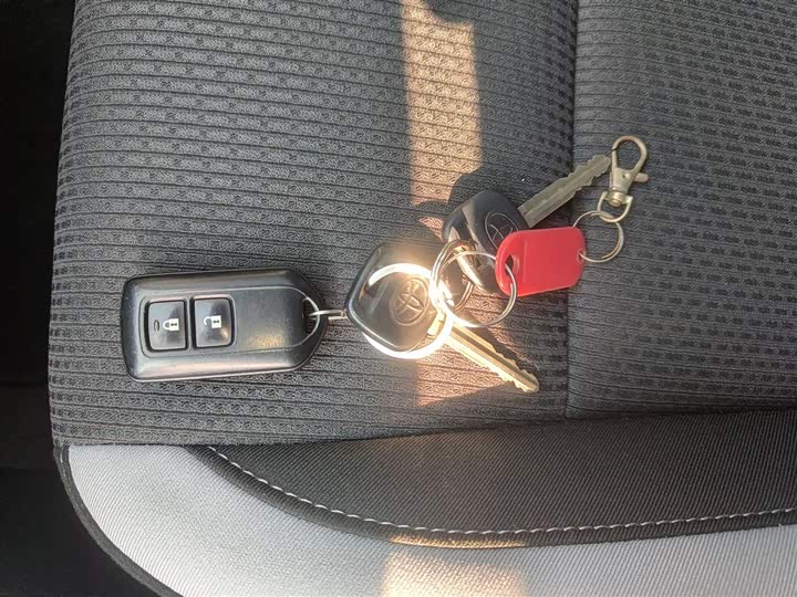 Фото 9 - Toyota Yaris L Hatchback