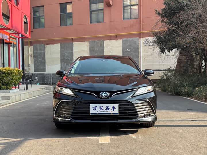 Фото 2 - Toyota Camry