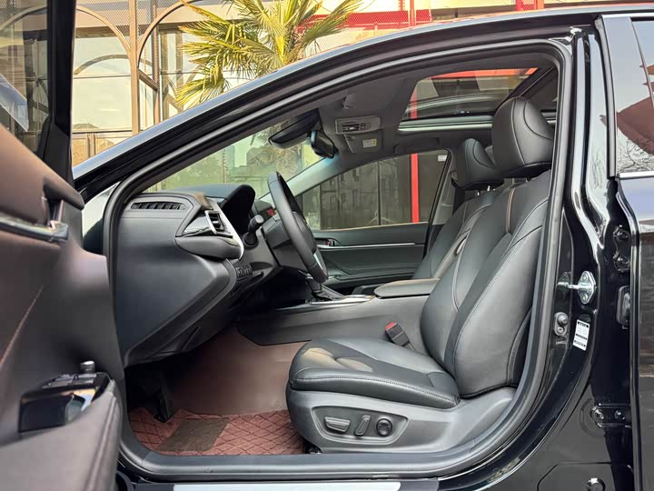 Фото 4 - Toyota Camry