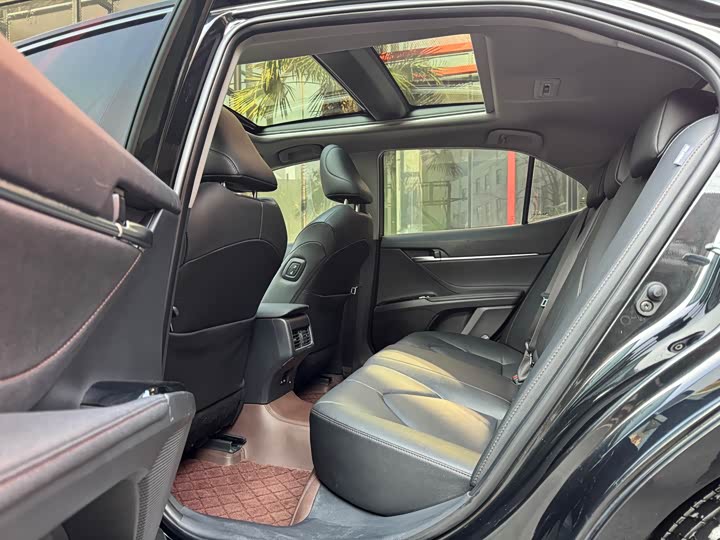 Фото 6 - Toyota Camry