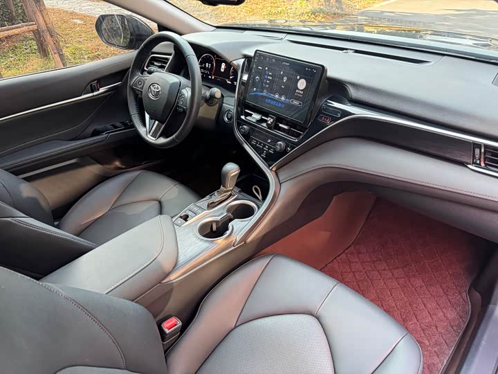 Фото 8 - Toyota Camry