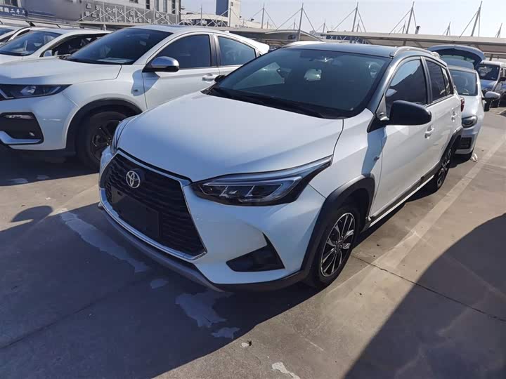 Фото 2 - Toyota Yaris L Hatchback