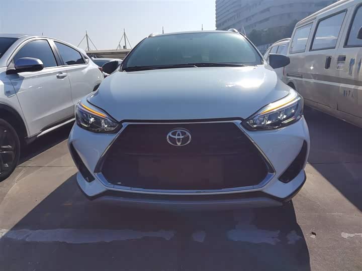 Фото 3 - Toyota Yaris L Hatchback