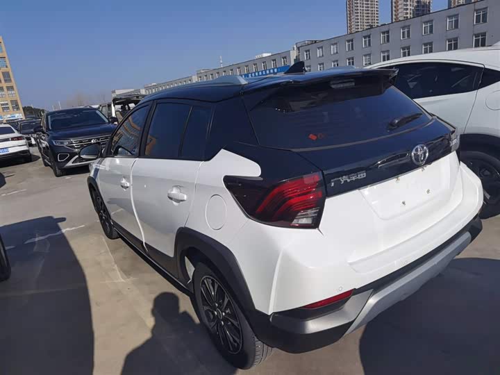 Фото 5 - Toyota Yaris L Hatchback