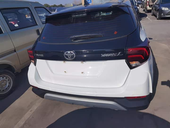 Фото 6 - Toyota Yaris L Hatchback