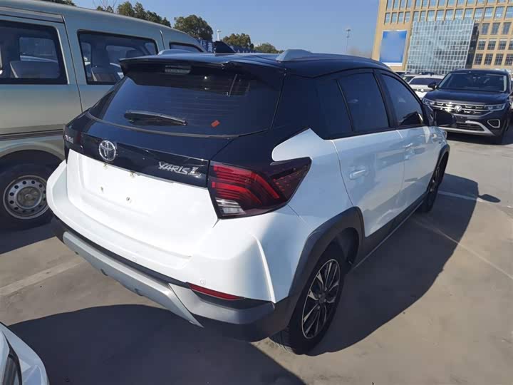 Фото 7 - Toyota Yaris L Hatchback