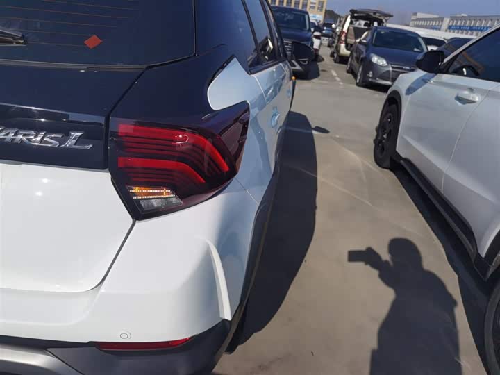 Фото 8 - Toyota Yaris L Hatchback