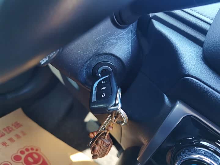 Фото 9 - Toyota Yaris L Hatchback