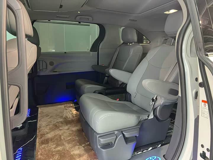 Фото 6 - Toyota Granvia