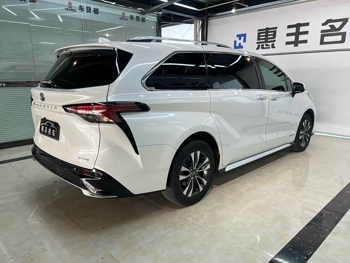 Фото 8 - Toyota Granvia