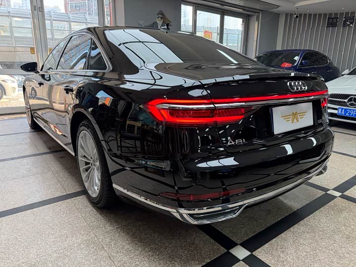 Фото 5 - Audi A8
