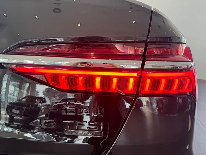 Фото 9 - Audi A6L