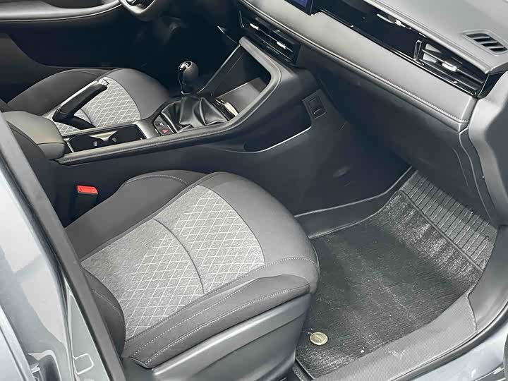 Фото 5 - Roewe i5