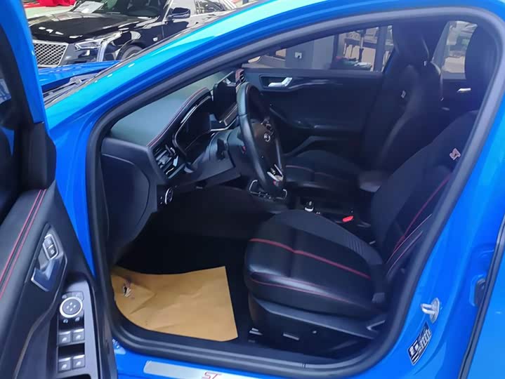 Фото 9 - Ford Focus