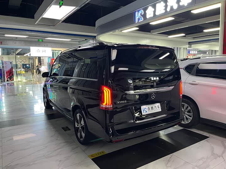 Фото 9 - Mercedes-Benz V-Class