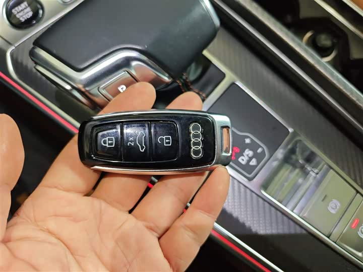 Фото 9 - Audi A7L