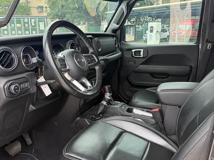 Фото 8 - Jeep Wrangler