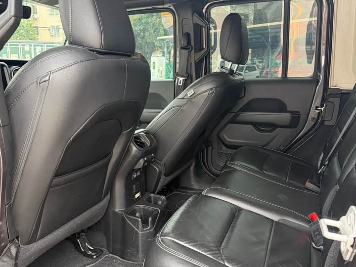 Фото 9 - Jeep Wrangler