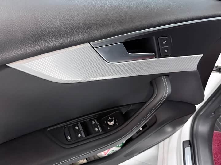 Фото 8 - Audi A4L