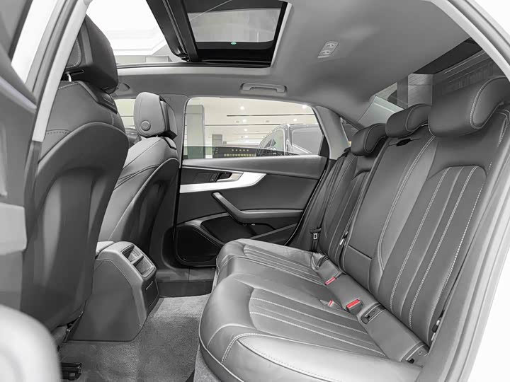 Фото 8 - Audi A4L