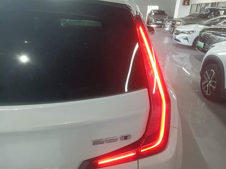 Фото 8 - Cadillac XT4