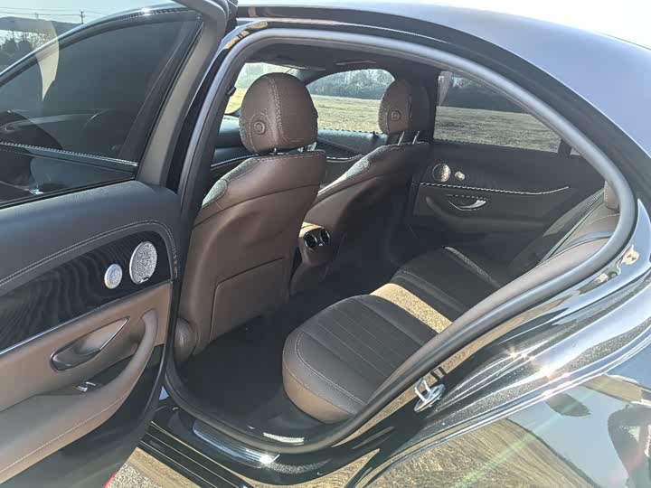 Фото 5 - Mercedes-Benz E-Class