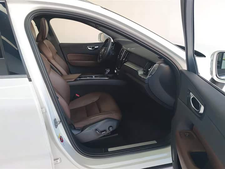 Фото 8 - Volvo XC60