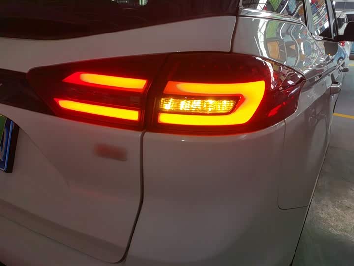 Фото 8 - Geely Atlas