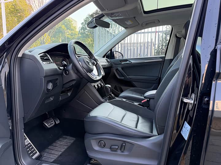 Фото 8 - Volkswagen Tiguan L Pro