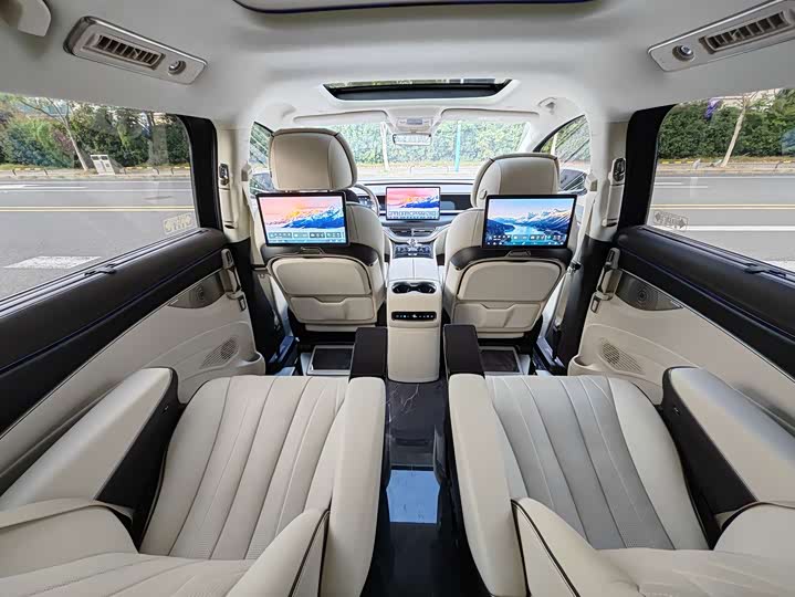 Фото 7 - Denza D9