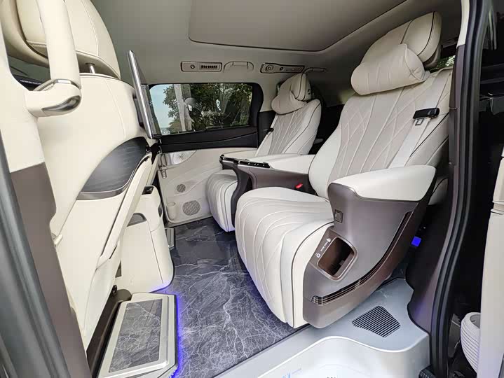 Фото 8 - Denza D9