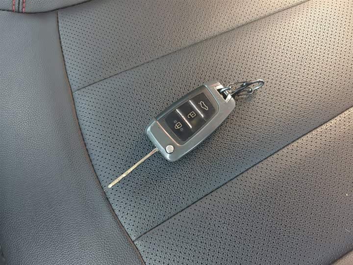 Фото 9 - Geely Vision X3