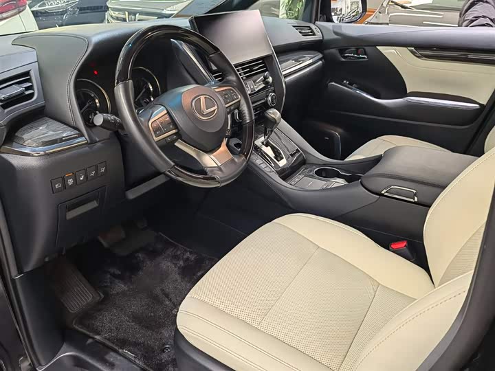 Фото 8 - Lexus LM