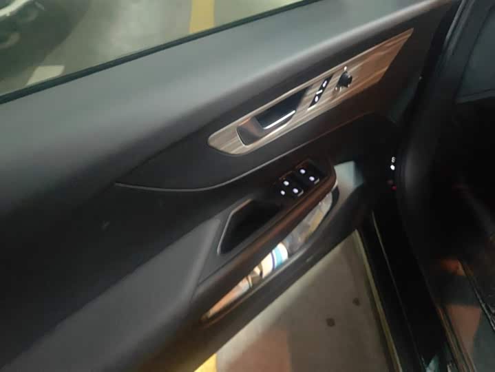 Фото 7 - Hongqi E-QM5