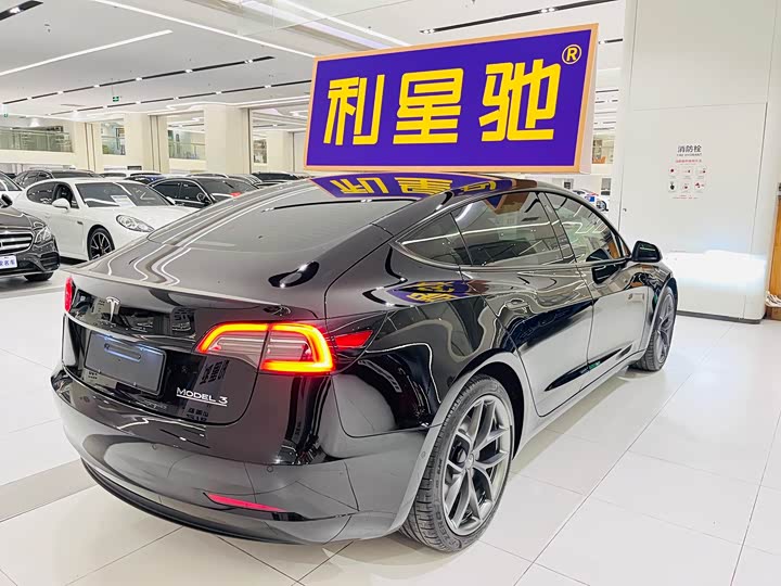 Фото 3 - Tesla Model 3