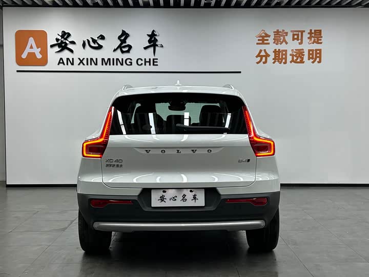 Фото 4 - Volvo XC40