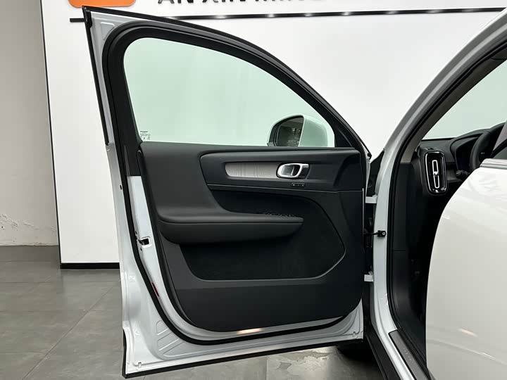 Фото 7 - Volvo XC40