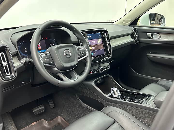 Фото 9 - Volvo XC40