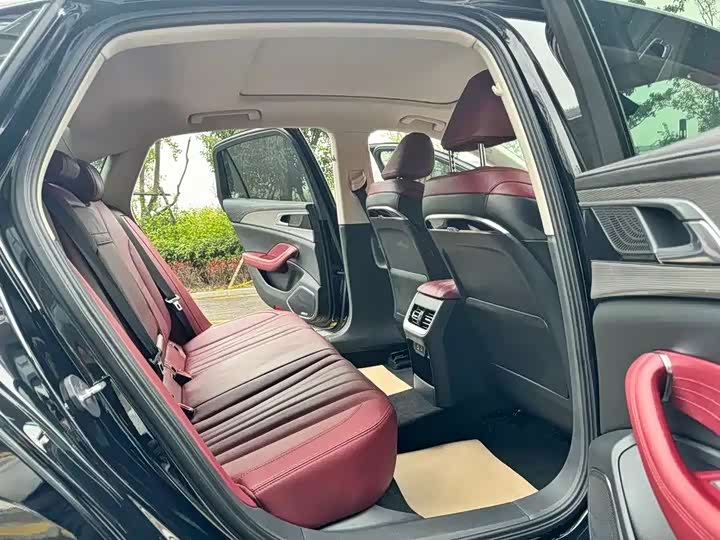 Фото 8 - Hongqi H5