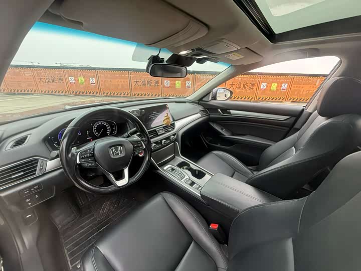 Фото 4 - Honda Accord