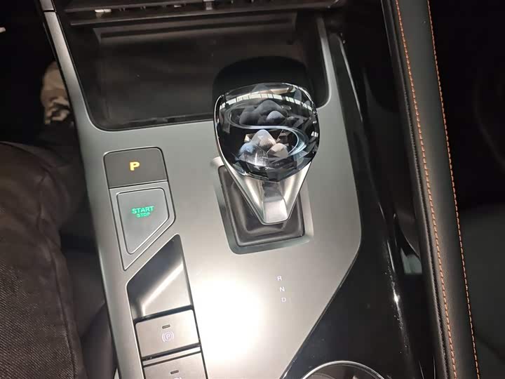 Фото 7 - Roewe RX5 Hybrid