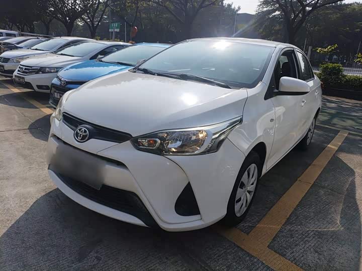 Фото 2 - Toyota Yaris L