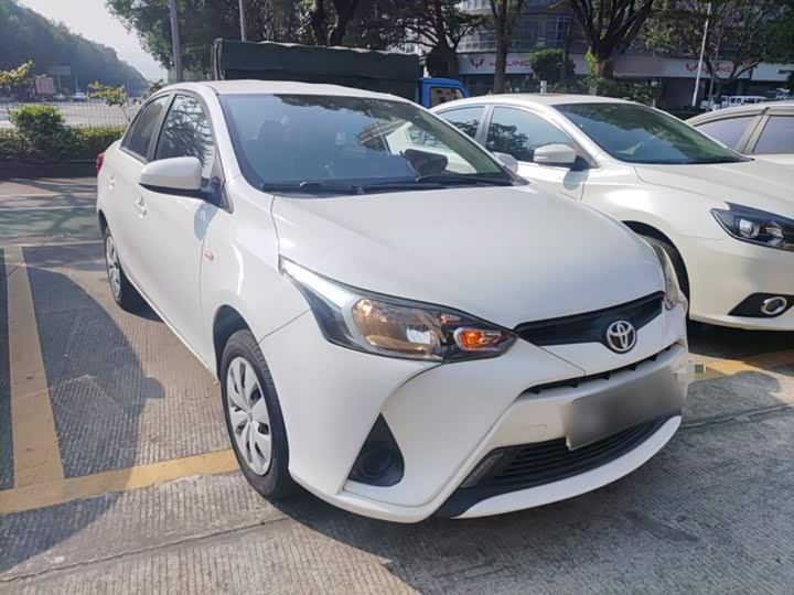 Фото 4 - Toyota Yaris L