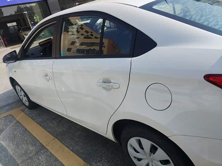 Фото 5 - Toyota Yaris L